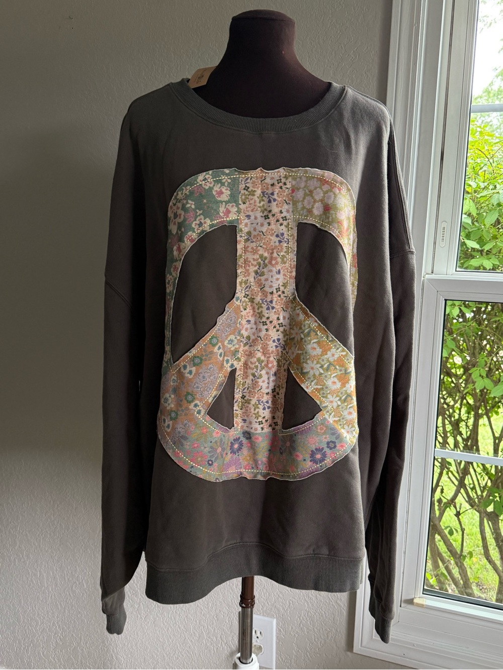 Natural Life Peace Sign Floral Appliqué Oversized Sweatshirt L/XL NWT - Picture 2 of 6